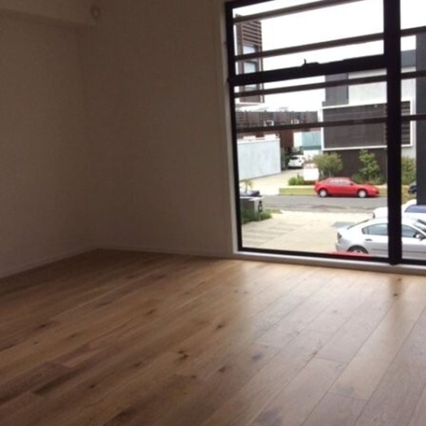 Stylish and Convenient double storey townhouse! - Photo 1