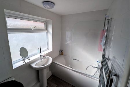 52 Hollins Spring Avenue, S18 - Photo 2