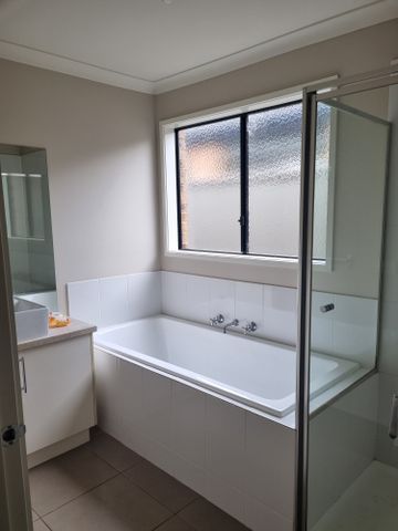 Cranbourne East - Photo 4