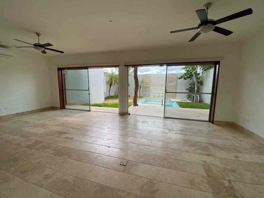 Amplia y preciosa casa en privada, con 3 recámaras, cuarto de servicio y alberca. - Photo 1