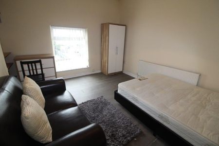 1 bedroom in a flat share to rent - Photo 3