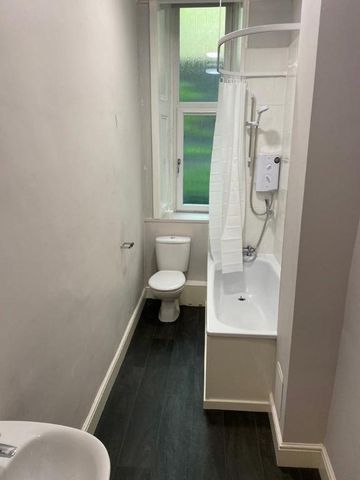 3 bedroom flat to rent - Photo 2