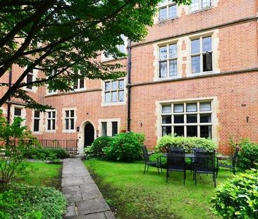 Oldfield Wood, Maybury, GU22 - Photo 3