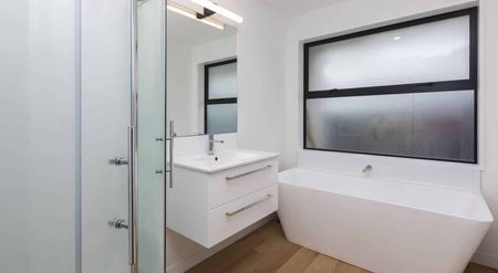 3 MONTH LEASE - Beautifully Designed 3 Bedroom Home - Photo 3