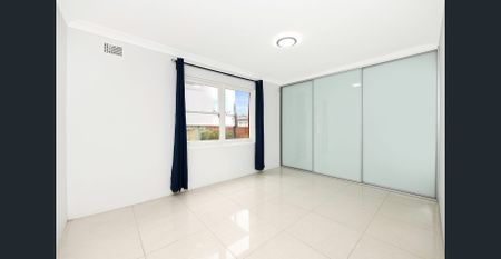 Presentable 2 bedroom Apartment within walking distance to Clovelly Beach - Photo 4