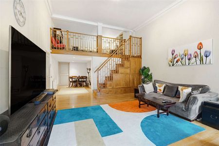 Two bedroom apartment with incredible ceiling height - Photo 4