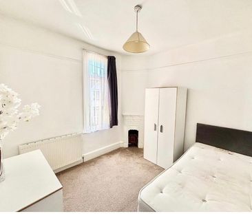 2 Bed Flat, Clements Road, E6 - Photo 3