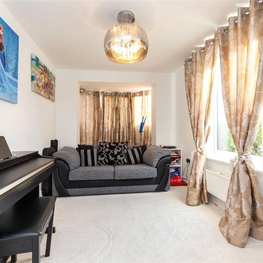 4 bedroom House in Bluebell Crescent, Woodley - Photo 1