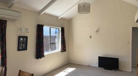 Three bedroom home - West Side! - Photo 3