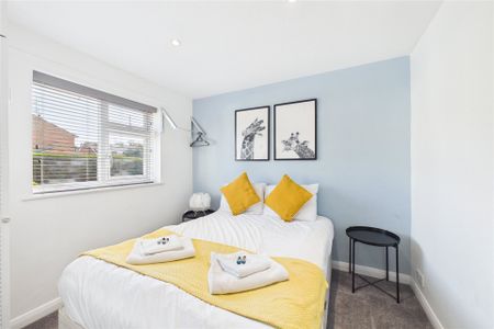 3 bedroom House in Buttermer Close, Farnham - Photo 4