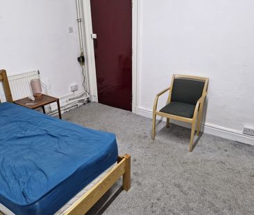 Room in a Shared Flat, Withington Road, M16 - Photo 3