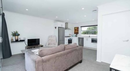 Modern Townhouse in Prime Location – Close to CBD, Hospitals & Hamilton Lake - Photo 3