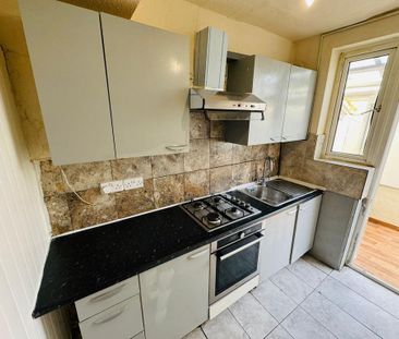 4 bedroom terraced house to rent - Photo 2