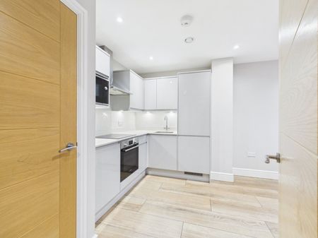 BMW House, Petersfield Avenue, Slough,SL2 - Photo 4