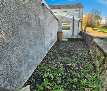 3 bedroom end of terrace house to rent - Photo 2