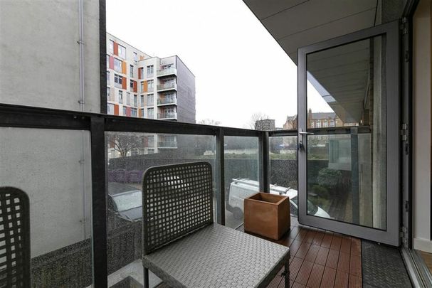 Salton Square, E14, London - Photo 1