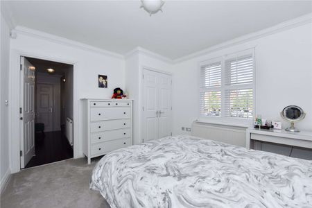 An immaculate two double bedroom apartment situated on the popular and private Longbourn development. - Photo 5