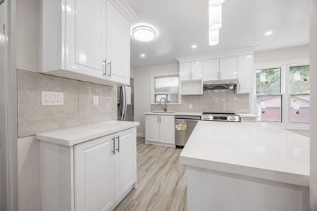 For Lease - 225 Essex- Entire House Avenue, Richmond Hill, Ontario - Photo 2