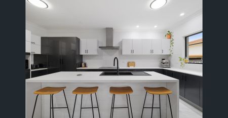 Lowset Family Entertainer with a Pool in Quiet Location - Photo 2