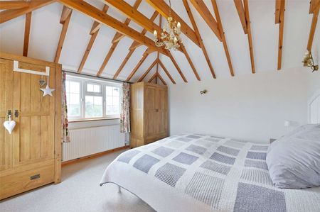 Detached home which is ideally located for the local schools and train/tube station - Photo 2
