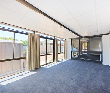 Five Bedroom House in Prime Wheelers Hill Location - Photo 3