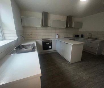 10 bedroom semi-detached house to rent - Photo 2