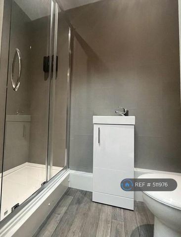 1 bedroom in a flat share to rent - Photo 5