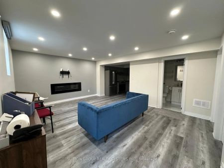 Detached Home For Lease | W9229201 - Photo 2