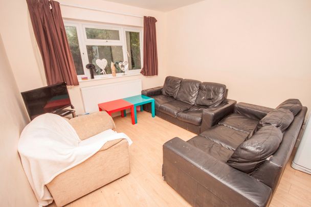 6 Bed Terraced House, Ordnance Road, SO15 - Photo 1