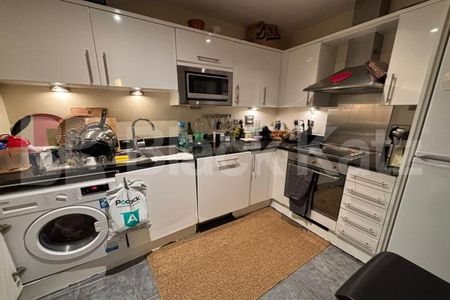 Larger than average superbly located stylish apartment - Photo 3