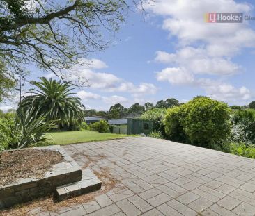 “SPACIOUS, LIGHT AND BRIGHT FAMILY HOME WITH VIEWS!” - Photo 1
