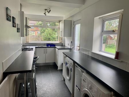 4 bedroom semi-detached house to rent - Photo 2
