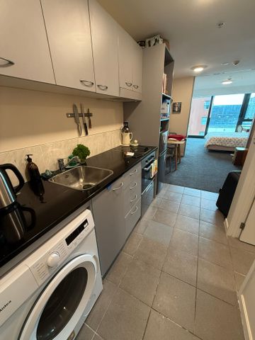 One Bedroom CBD Apartment with Carpark + Gym & Pool - Photo 4