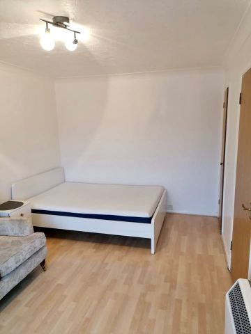 Studio Flat, Oxley Close, SE1 - Photo 3