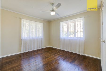 4 Bedrooms home Fully Fenced In Great Location With Air con - Photo 3