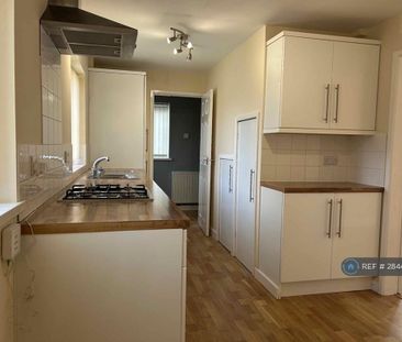 3 bedroom semi-detached house to rent - Photo 6