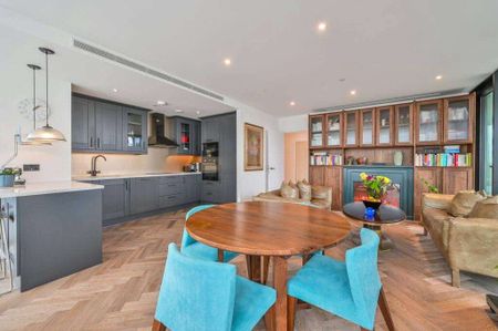 The property is set in a sought after apartment building in London Dock, Wapping. It is located in the heart of the capital, moments from Tower Bridge, The Tower of London, St Katharine Dock - Photo 5