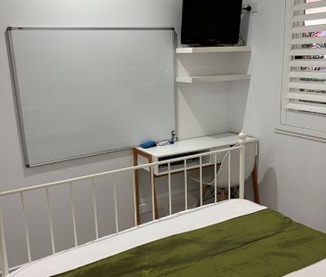 3-bedroom shared house, Lovat Brae Crt - Photo 2