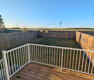 BEAUTIFUL 3 BED, 2.5 BATH, 2 STOREY HALF DUPLEX W/ A SINGLE ATTACHE... - Photo 1