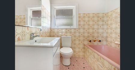 Family-Friendly Living Just Minutes to Guildford Station & Shops! - Photo 5