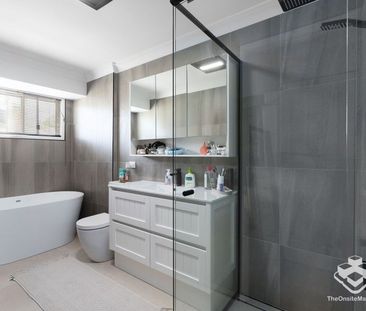 Stylish 3-Bedroom Townhouse in Secure Gated Calamvale Complex - Photo 1