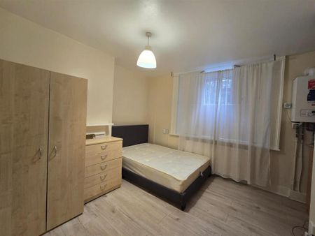 4 bedroom flat to rent - Photo 4