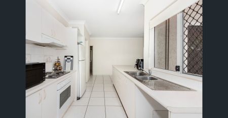 MALE SHARE HOUSE - ONE ROOM WITH A SHARED BATHROOM AVAILABLE - Photo 4