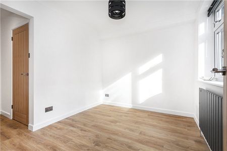 York Road, Woking, Surrey, GU22 7XR - Photo 5