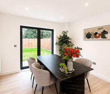 Farnborough, Hampshire, GU14 - Photo 2