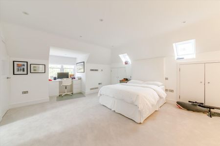 Available to let is this family home within a short walk of Ascot High Street - Photo 4