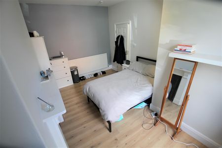 10 bedroom terraced house to rent - Photo 2