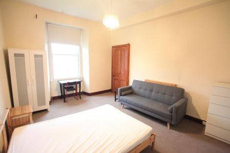 3 bedroom flat to rent - Photo 4