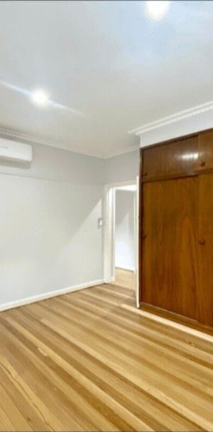 Cheltenham - Photo 1