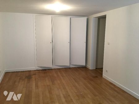 A LOUER UN APPARTEMENT, centre ville, proximité place des Carmes, ds un immeuble donnant sur co... - Photo 3